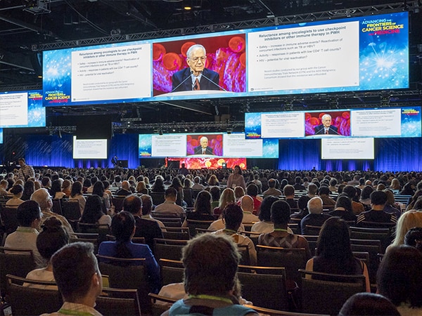 Robert Yarchoan presenters in the Opening Plenary Session at the AACR Annual Meeting 2023.